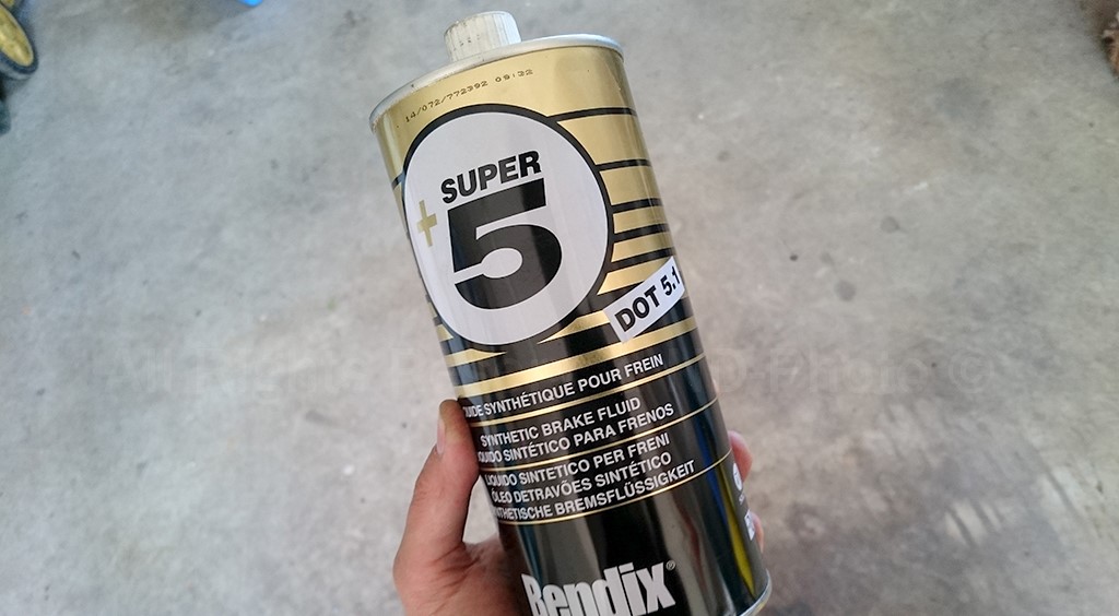 DOT 5.1 brake fluid can