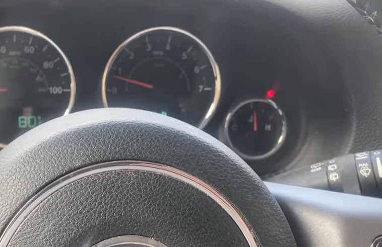 jeep wrangler red flashing light above temp gauge